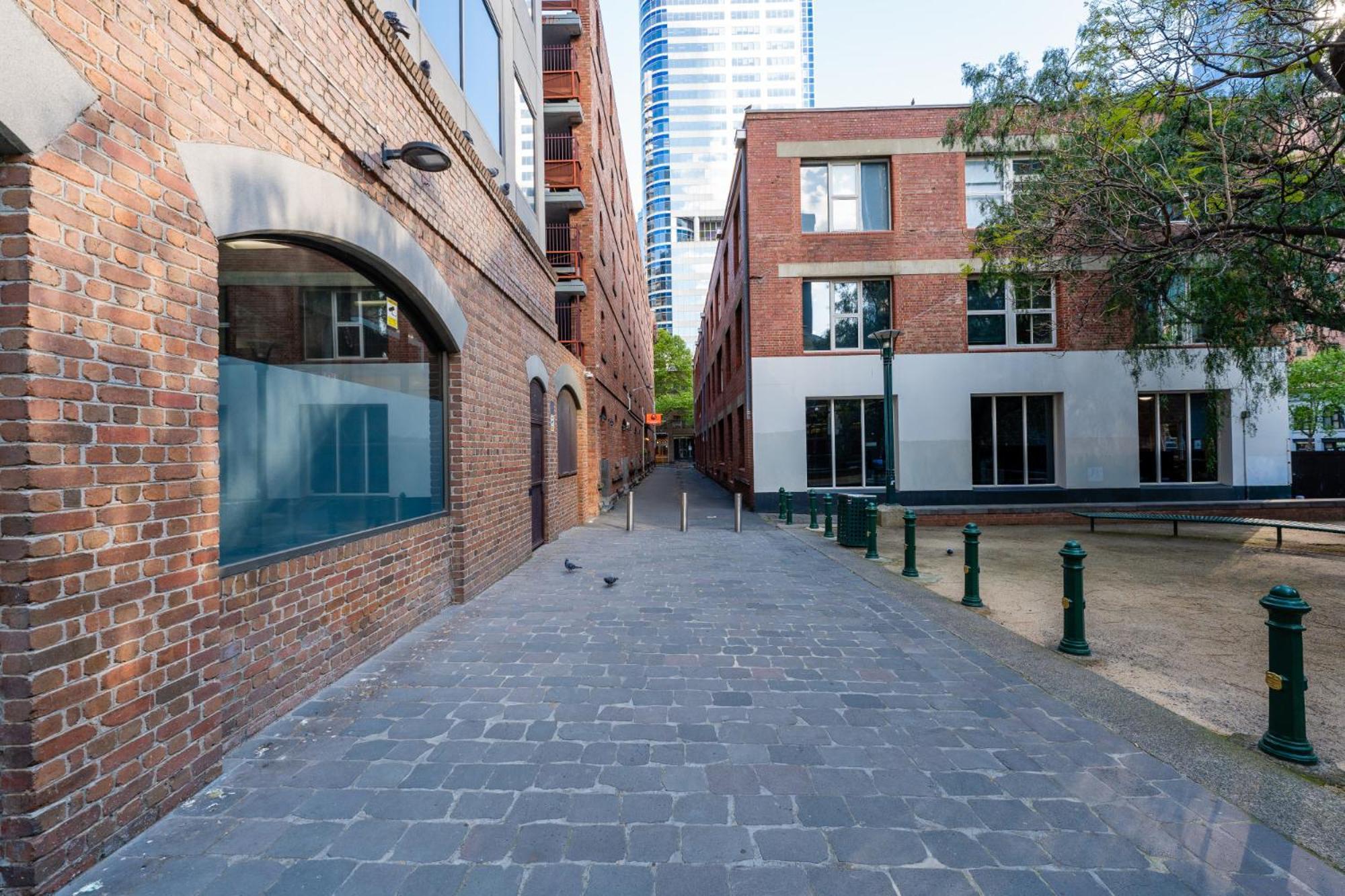 1-Bed Warehouse Conversion In Melbourne Cbd Lägenhet Exteriör bild